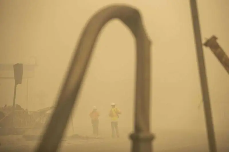 Лесной пожар продолжает бушевать в Калифорнии: разрушено более тысячи зданий