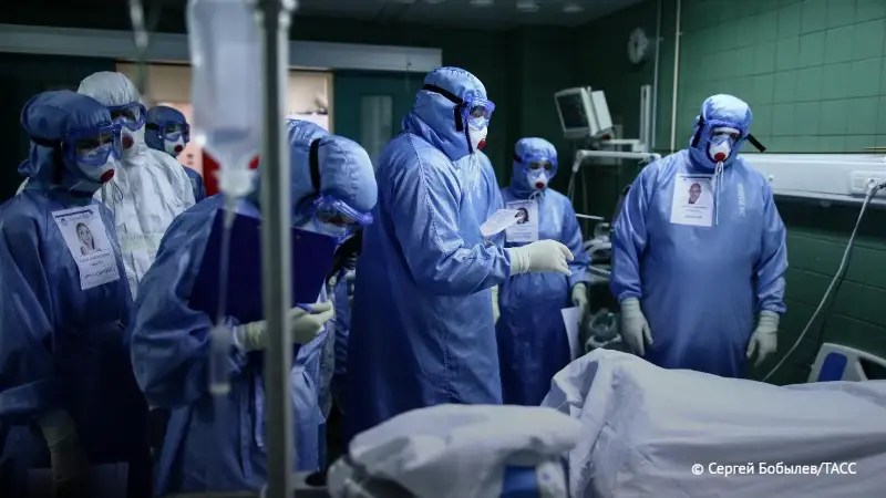 Плато заболеваемости COVID-19 в России ожидается в декабре - эксперт