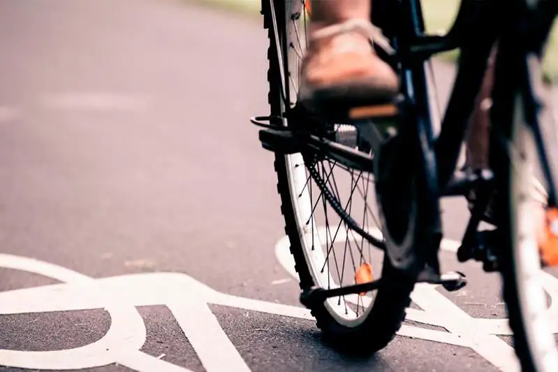 В Павлодаре легковушка сбила пьяного велосипедиста