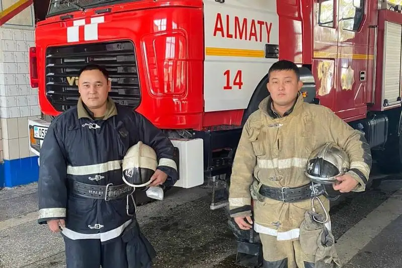 Маму и ее четырехлетнего сына спасли из горящей пятиэтажки в Алматы