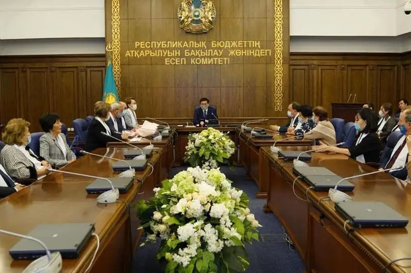 Ashat Aımaǵambetov tehnıkalyq jáne kásiptik bilim berý ardagerlerine nagradalar tabystady