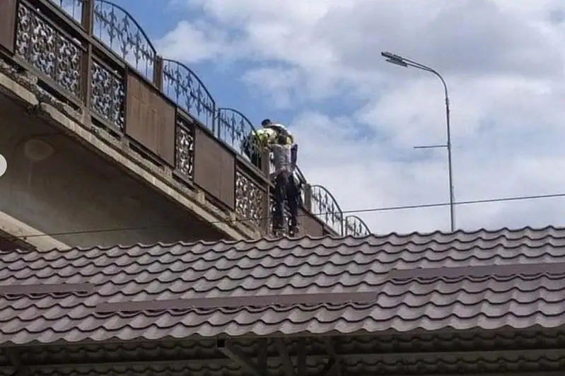 Карагандинец пытался спрыгнуть с путепровода