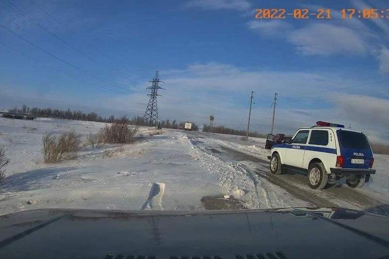 Нива кокшетау. Застрявшая в снегу машина в городе. Авто застряло в снегу. Без застрял в снегу.