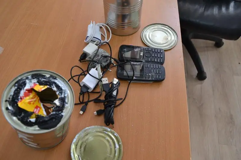 Телефоны в консервах пытались перенести в колонию в Карагандинской области