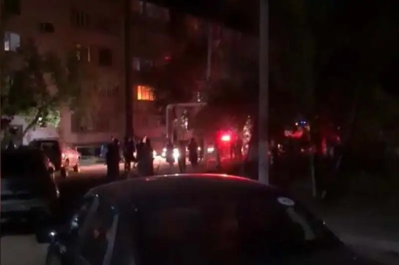 Жителей горящей многоэтажки спасли полицейские в Кызылорде
