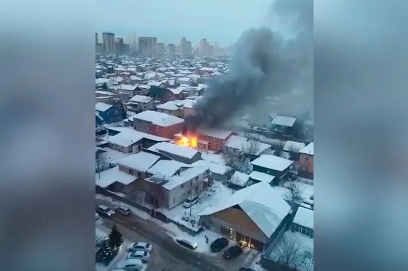 Пожар в Нур-Султане: горит частный дом в микрорайоне Чубары