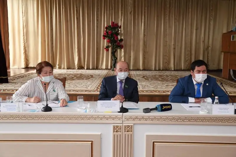 Сенаторы встретились с жителями села Капал Алматинской области