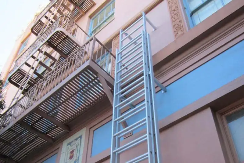 Срезают аварийные лестницы и закрывают люки жители многоэтажек в Петропавловске