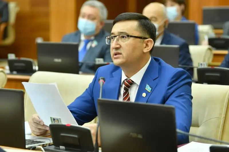 Depýtat balalardyń kópqabatty úı terezesinen qulaýy máselesin kóterdi