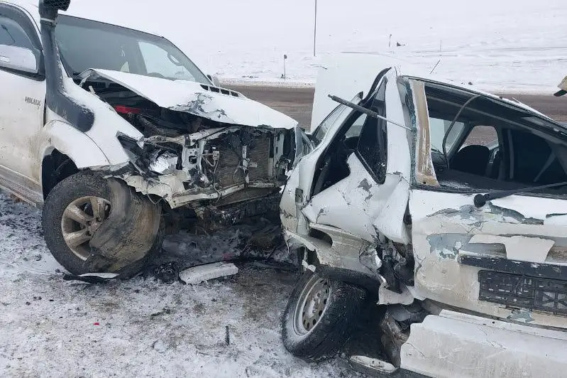 Атырауда көктайғақ: екі көлік соқтығысып, бір жолаушы ауруханаға түсті