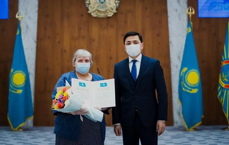 В столице госнаградами наградили медработников, учителей и водителей