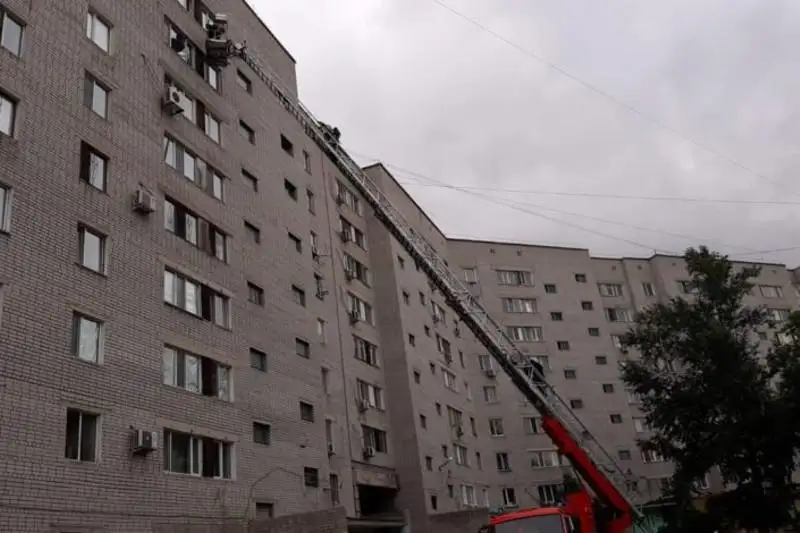 18-летняя семейчанка выпрыгнула с 9 этажа, спасаясь от пожара