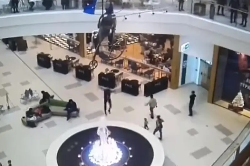 Прыгнувшего в фонтан ТРЦ молодого человека арестовали в Нур-Султане