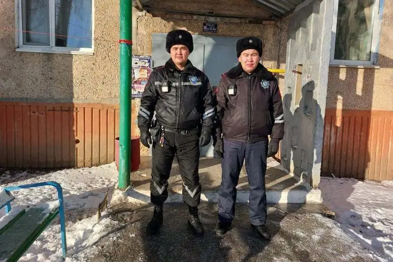 Пенсионерку из горящего дома вынесли полицейские Житикары