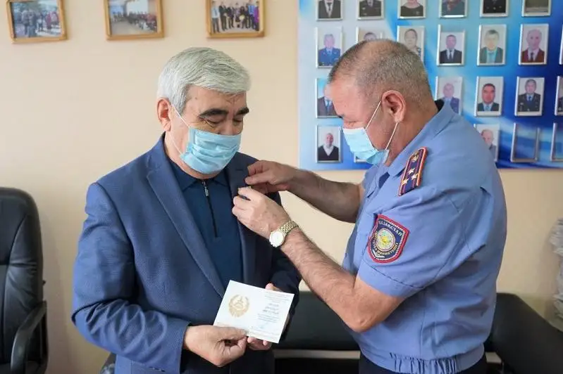 Ветеран полиции в Костанае награждён медалью главы МВД РК