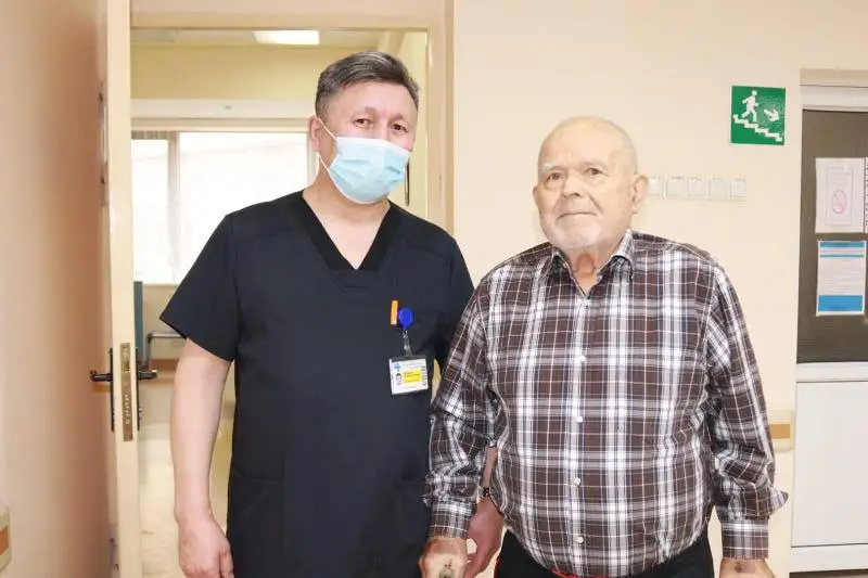 Врачи Алматы провели уникальную операцию, заменив сразу два сустава