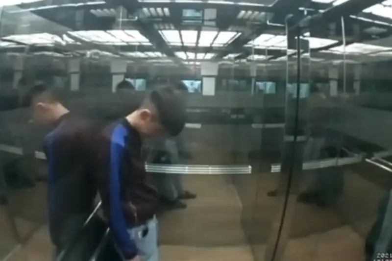 Хулиганство 18-летнего жителя столицы в лифте попало на камеру