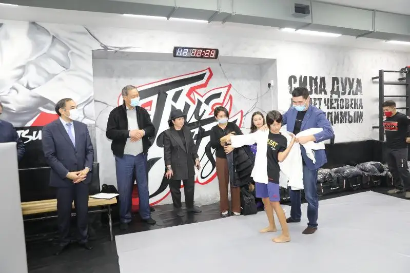 Воспитанникам детского дома вручили спортивный инвентарь и зимнюю одежду в Алматы