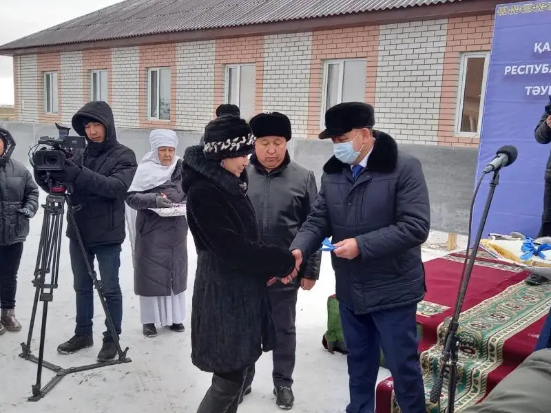 Semeıde baspana kezeginde turǵan 20 otbasyna páter kilti tabystaldy