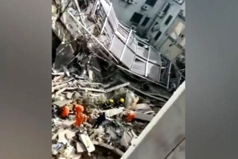 Один из блоков гостиницы обрушился на востоке Китая, есть жертвы