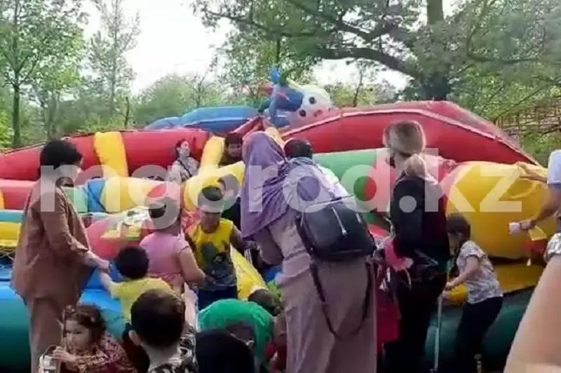 Батут с детьми сдулся в Уральске