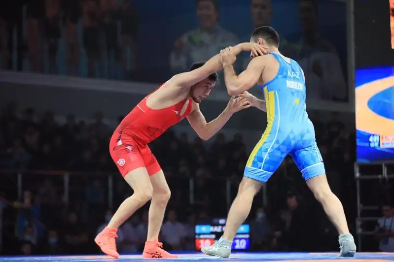 Киноактеры поборолись с профессионалами на ринге в Актобе