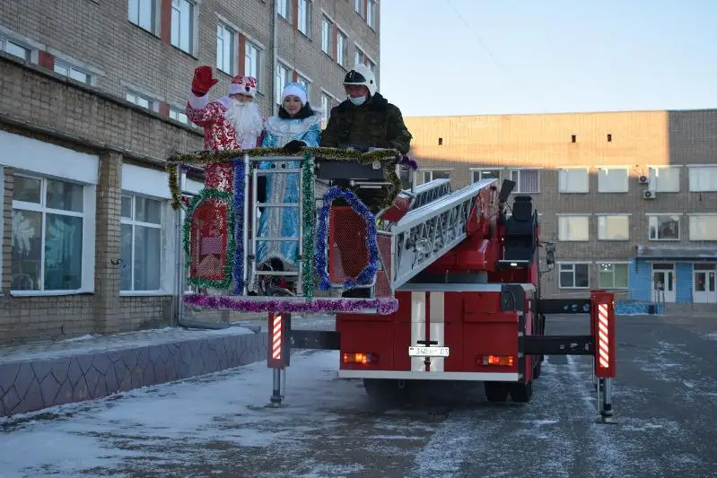 Дед Мороз и Снегурочка поздравили пациентов детской больницы с помощью автолестницы в Кокшетау