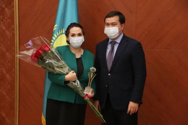 С профессиональным праздником поздравил учителей Женис Касымбек