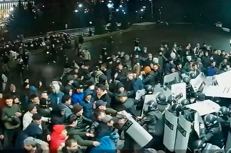 Что было в ночь с 4 на 5 января в Алматы: видео с подробностями появилось в сети