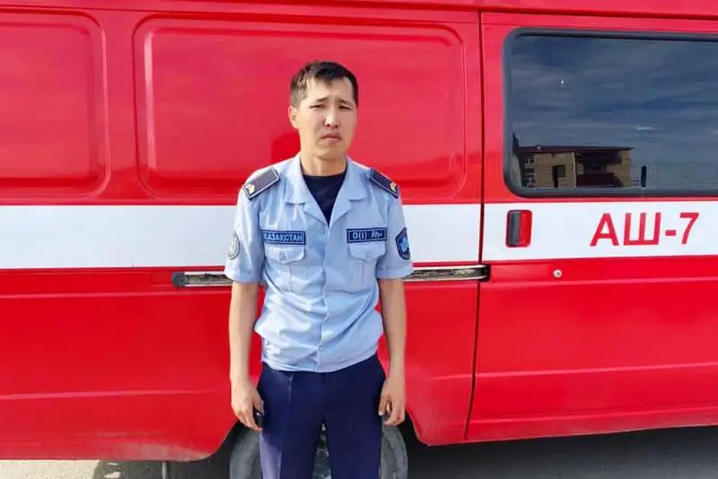 В Атырау гвардеец помог спасти детей из дымовой ловушки