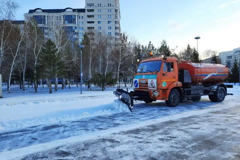 Около 1900 дорожных рабочих задействовано в уборке снега в Нур-Султане