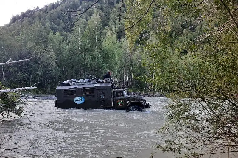 Туристы застряли в воде в горах Джунгарского Алатау