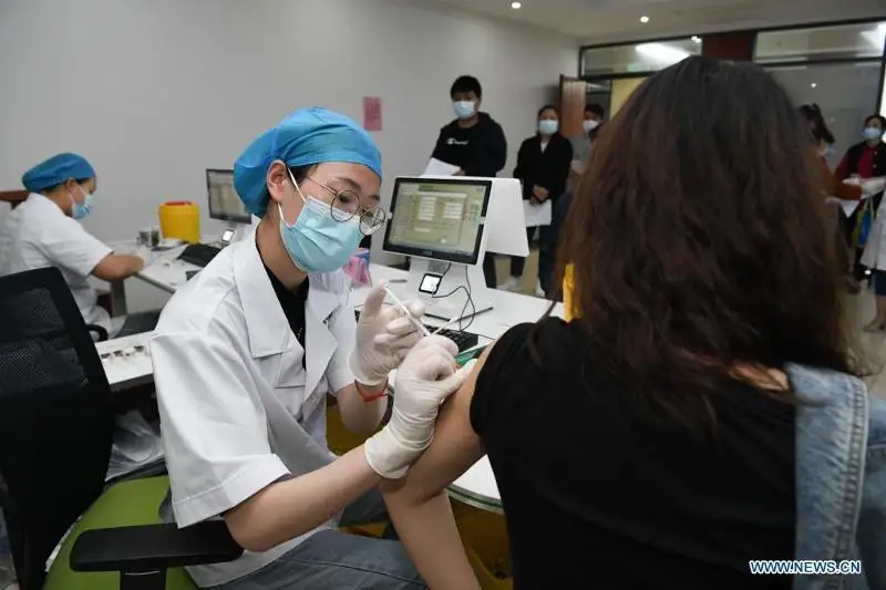 Свыше 90% жителей Пекина прошли полный курс вакцинации против коронавируса