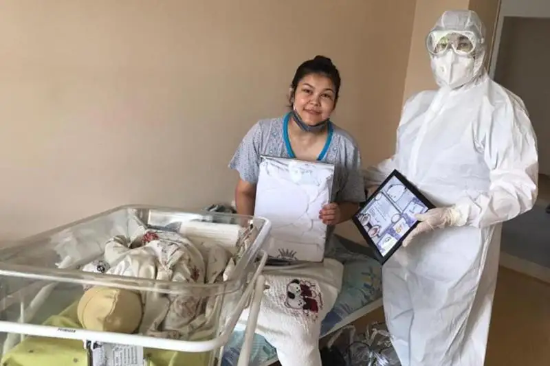 Новорожденные в День столицы получили подарки в Нур-Султане