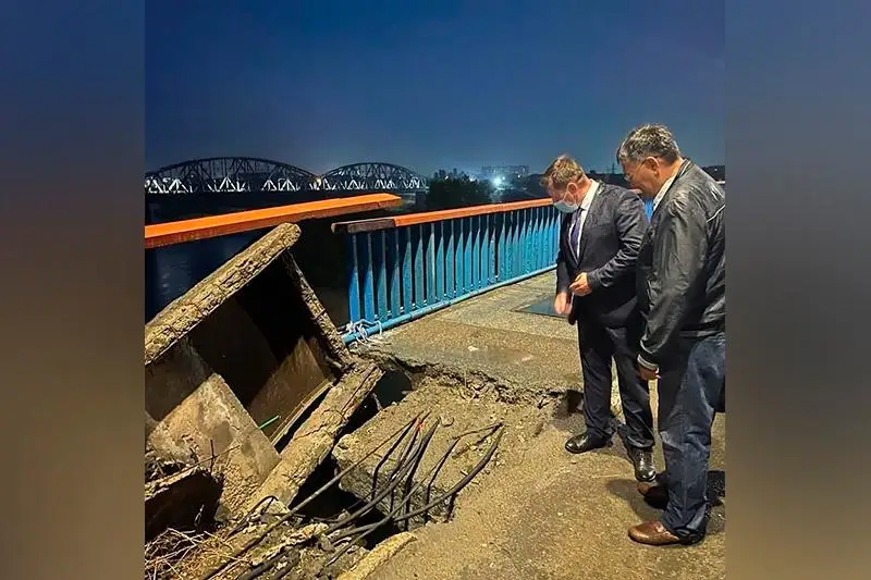 Из-за сдвига плиты закрыли «старый мост» в Семее