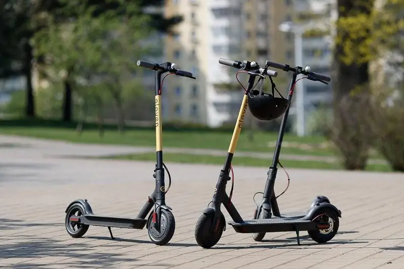 Законодательно обезопасить пешеходов от электросамокатов и гироскутеров предлагает сенатор
