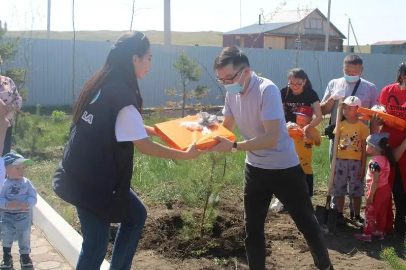 Акмолинцы провели акцию «Посади семейное дерево» в честь Международного дня семьи