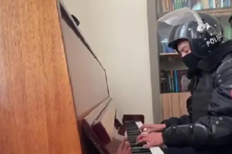 Популярным стало видео игры павлодарского полицейского на пианино в каске и бронежилете