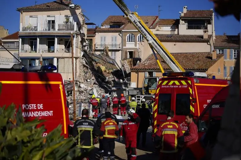 Жилой дом обрушился в курортном городе во Франции