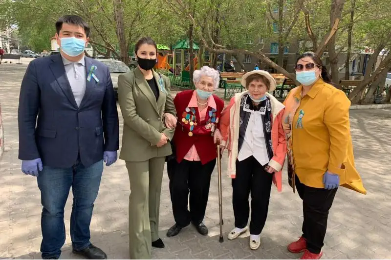 Молодежь АНК поздравила ветеранов с Днем Победы