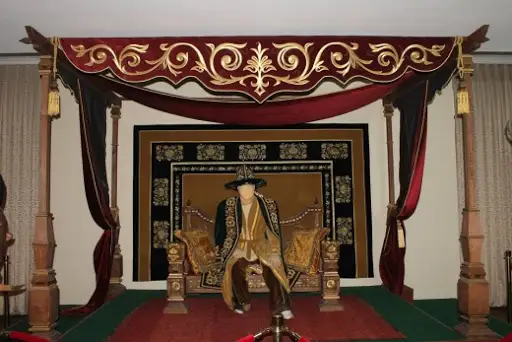 قازاق حاندارىنىڭ التىن تاعى مەن التىن ءتاجى قايدا؟