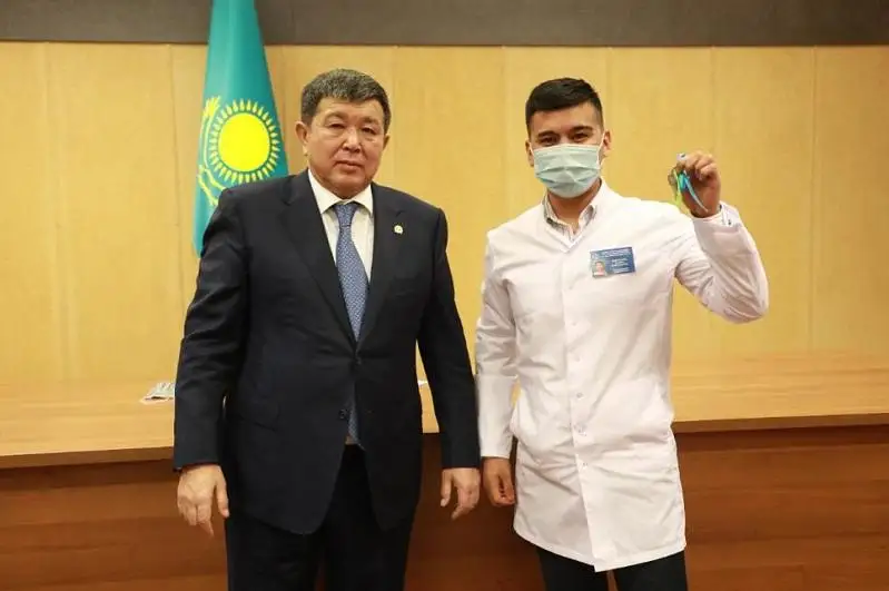 Ключи от квартир вручили молодым врачам в Атырау