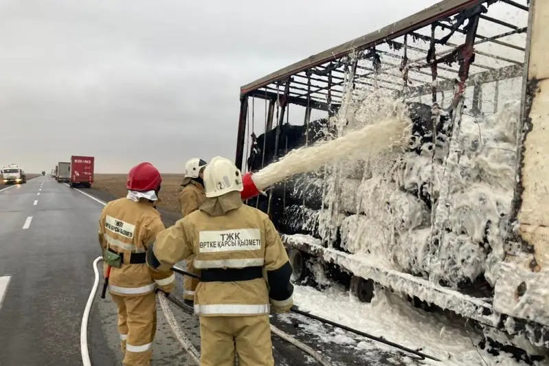 12 тонн ваты сгорело на трассе в Атырауской области