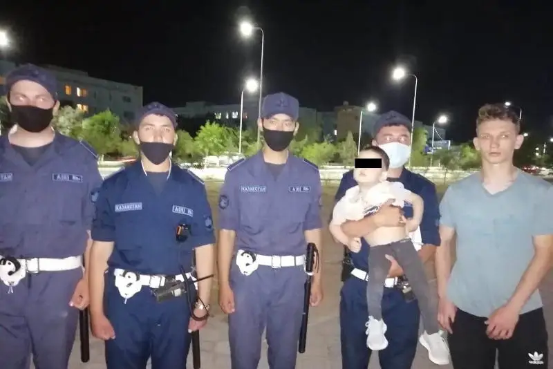Плакал и звал родителей: бойцы Нацгвардии нашли 3-летнего ребенка в Жанаозене