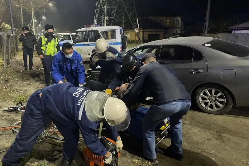 Зажатого в авто мужчину после ДТП извлекли спасатели в Семее
