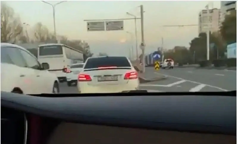 Молодые алматинцы грубо нарушили ПДД и выложили видео в Сеть