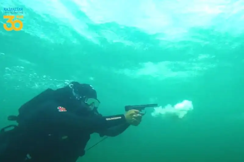 Захват объекта в море боевыми пловцами  - видео Минобороны РК