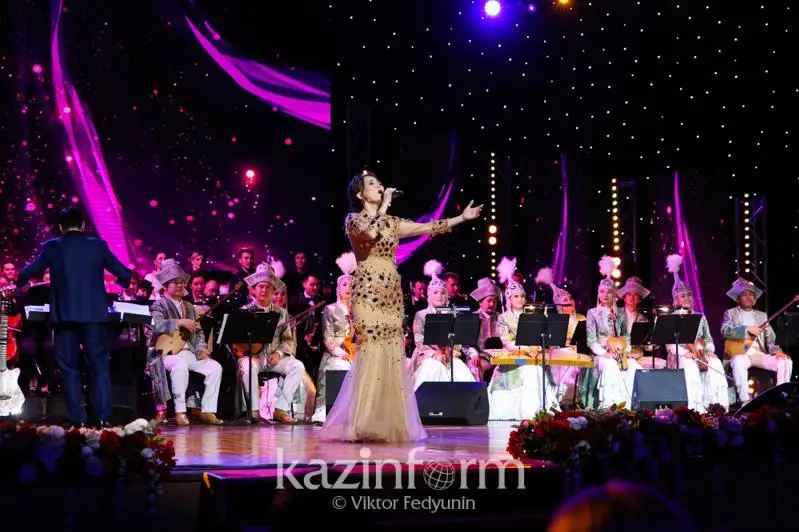 Концерт с участием известных певцов прошел в Нур-Султане