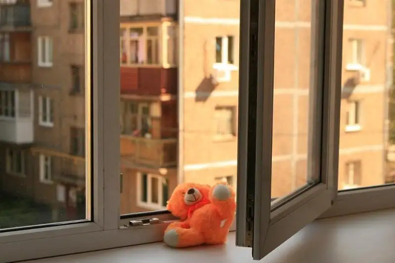 Двухлетний ребенок упал из окна пятого этажа в Балхаше