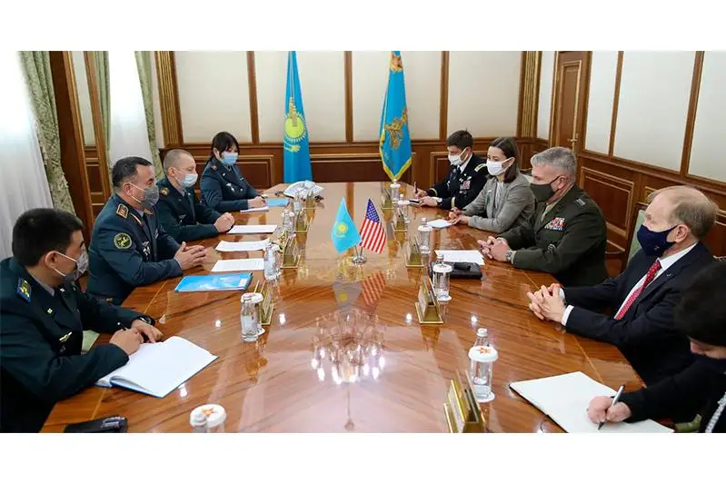 Министр обороны Казахстана принял командующего ЦЕНТКОМ США